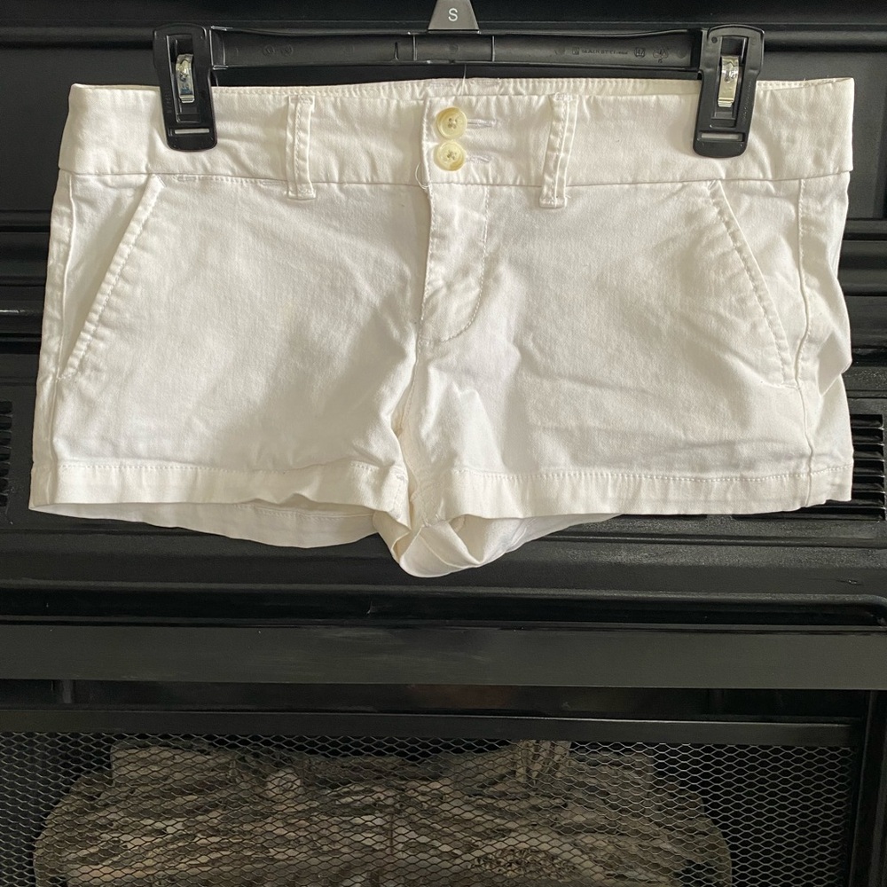 Everyone needs a stylish white pair of shorts in their wardrobe!!